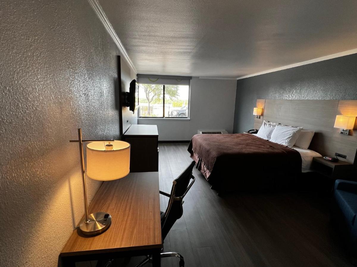 Super 8 By Wyndham Fort Worth Entertainment District ภายนอก รูปภาพ