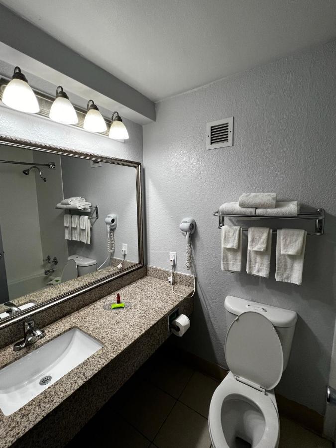 Super 8 By Wyndham Fort Worth Entertainment District ภายนอก รูปภาพ