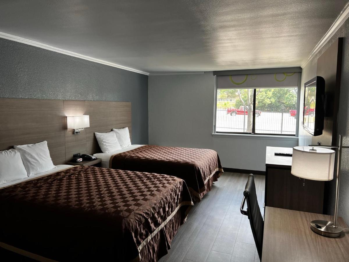 Super 8 By Wyndham Fort Worth Entertainment District ภายนอก รูปภาพ
